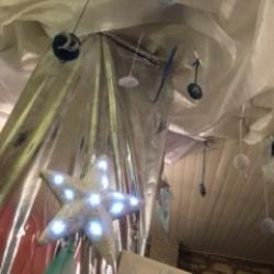 Une boutique qui se remet des fêtes, des lumières, des bonnes tables...