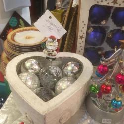 Une boutique prête pour fêter Noël et la nouvelle année!