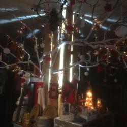 Une boutique qui se remet des fêtes, des lumières, des bonnes tables...