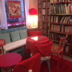 Une boutique qui se remet des fêtes, des lumières, des bonnes tables...